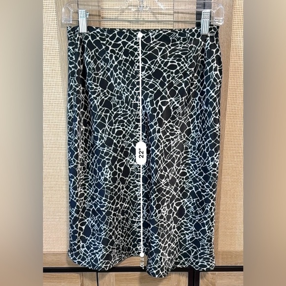 Old Navy Collection Skirt Size 4 Black White Abstract Animal Print 22” - Picture 4 of 4